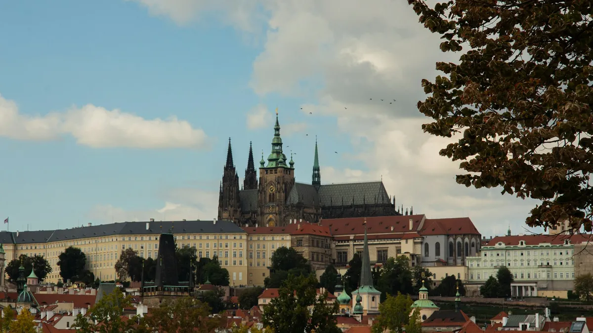 Vista panorámica del Castillo de Praga y la Catedral de San Vito